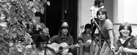Juni 1979 Musiker und Kinder auf der Freitreppe.