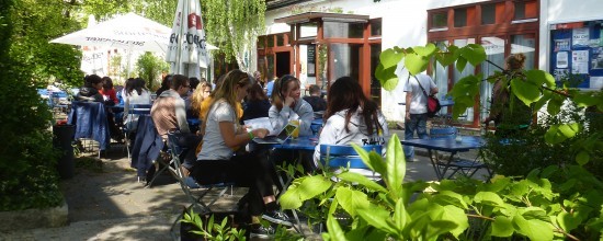 Der Sommergarten des Café Olé
