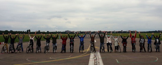 Workshopteilnehmer auf dem Tempelhofer Feld auf Fahrradtour