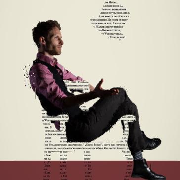 Das Bild zeigt einen Mann, der in einer Sitzpose zu schweben scheint. Im Hintergrund ist Text zu sehen, der wie eine künstlerische Gestaltung wirkt und möglicherweise die Darstellung unterstützt. Der Mann trägt ein Hemd und eine Weste, was ihm einen eleganten Look verleiht, und seine entspannte Körperhaltung vermittelt eine Mischung aus Selbstbewusstsein und Gelassenheit.