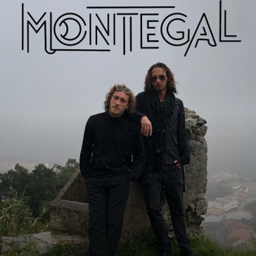 Das Bild zeigt zwei Männer in schwarzer Kleidung, die entspannt vor einer mystischen, nebligen Landschaft stehen. Im Hintergrund sind Teile einer Stadt und alte Mauern sichtbar. Oben steht der Schriftzug "MONTEGAL".