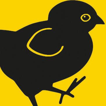Schwarze Silhouette eines Kükens auf gelbem Hintergrund. Das Küken hebt ein Bein an, hat ein rundes Auge und eine geschwungene Linie am Flügel.