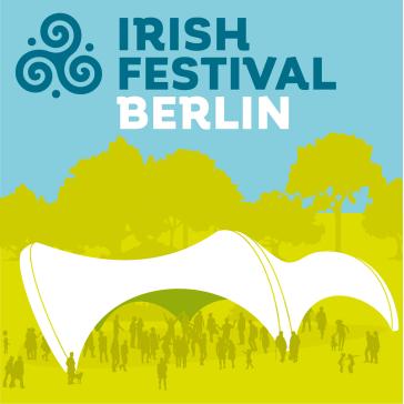 Das Bild zeigt das Logo für das "IRISH FESTIVAL BERLIN". Es enthält den Titel in großen, auffälligen Buchstaben, umgeben von einer stilisierten Darstellung von Menschen, die sich unter einem markanten Zeltdach versammeln. Der Hintergrund ist hellblau und die Farben sind lebhaft, was eine festliche und einladende Atmosphäre schafft.
