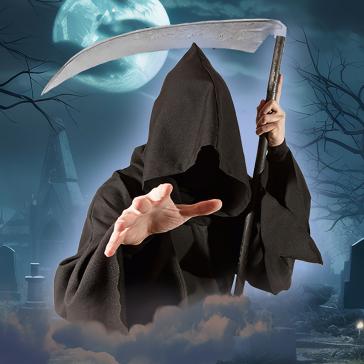 Eine Gestalt im schwarzen Umhang, das Gesicht verborgen, hält eine Sense vor einem nebligen Friedhof mit Grabsteinen und Vollmond.