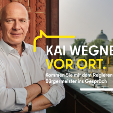 Ein Mann in weißem Hemd steht an einer Backsteinfassade mit Blick auf eine Straße. Text: „Kai Wegner vor Ort in Tempelhof-Schöneberg – Kommen Sie mit dem Regierenden Bürgermeister ins Gespräch“.