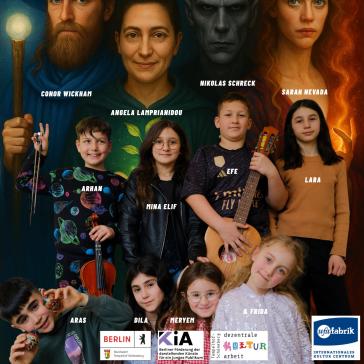 Zehn Personen, darunter vier fantasievoll inszenierte Erwachsene und sechs Kinder mit Musikinstrumenten, stehen vor einem farbenfrohen, magischen Hintergrund und blicken in die Kamera.