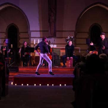 Musiker und Tänzer auf der Bühne