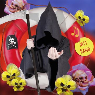 Figur in schwarzem Umhang mit Sense sitzt in einem roten Rettungsring, der mit einem Totenschädel-Aufkleber und der Aufschrift ‚MIT BAND‘ verziert ist, umgeben von Blumen und Musiksymbolen.
