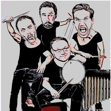 Vier karikierte Bandmitglieder in schwarzen Outfits: Einer schreit, einer hält Schlagstöcke, einer sitzt auf einem Koffer, im Hintergrund ein Xylophon und Schlagzeug.