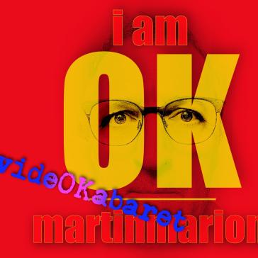Porträt mit Brille, überlagert von gelben Buchstaben ‚I AM OK‘ und blauen Schriftzügen ‚Video Kabaret Martinmarion‘ auf rotem Hintergrund.