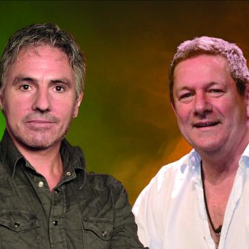 Zwei lächelnde Männer vor grün-orangefarbenem Hintergrund: Links mit graumeliertem Haar in dunklem Hemd, rechts mit kurzen Haaren in offenem weißen Hemd.