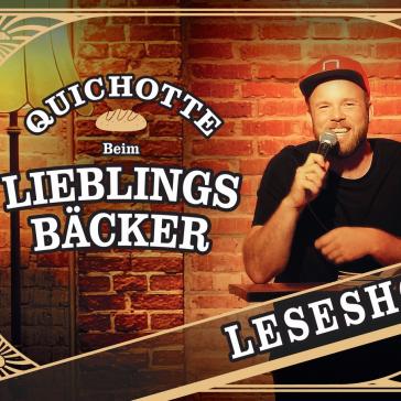 Lächelnder Mann mit Mikrofon und roter Basecap steht auf einer Bühne mit Ziegelwand, Text: ‚Quichotte beim LIEBLINGS BÄCKER Leseshow‘.