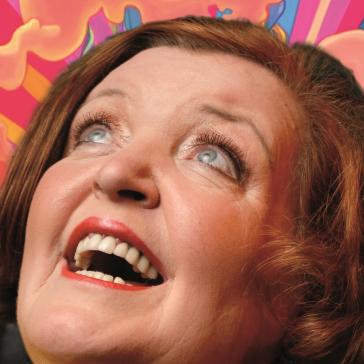 Lachende Frau mit roten Haaren, Blick nach oben, vor psychedelischem Hintergrund mit Regenbogenfarben, Wolken und verspielt-wellenförmigen Mustern.