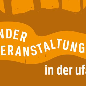 Illustration mit orangefarbenem Hintergrund und weißen Buchstaben: ‚Kinder Veranstaltungen in der ufaFabrik‘, links unten stilisierte Figur mit Kopfhörern.