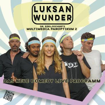 Vier lächelnde Personen mit Stirnbändern posieren vor pastellfarbenem Hintergrund mit Sonnenstrahlen; Text ‚Luksan Wunder – Das neue Comedy Live Programm, Deutscher Kleinkunstpreis 2023‘.