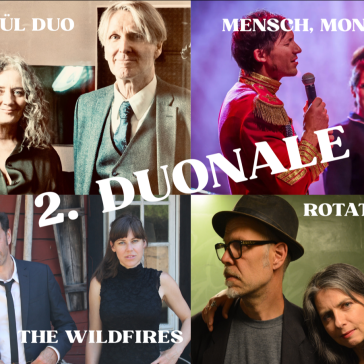 Collage mit vier Fotos von musikalischen Duos:  Oben links zwei lächelnde Personen mit lockigen und glatten Haaren; oben rechts Mann in Uniform mit Mikrofon und Frau daneben; unten links Paar in Anzug und schwarzem Kleid vor Holzhaus; unten rechts zwei Personen mit Hut und Brille.