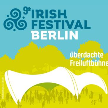 Plakat für das 9. Irish Festival Berlin: Überdachte Freiluftbühne mit Menschenmenge, grüner Hintergrund mit Bäumen, Schriftzug ‚überdachte Freiluftbühne‘.