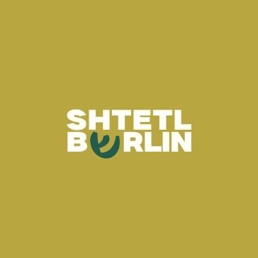 Logo von ‚SHTETL BERLIN‘: Weiße Schrift auf gelbem Hintergrund, das ‚B‘ ist durch ein grünes, stilisiertes Blatt ersetzt, modern und klar gestaltet.