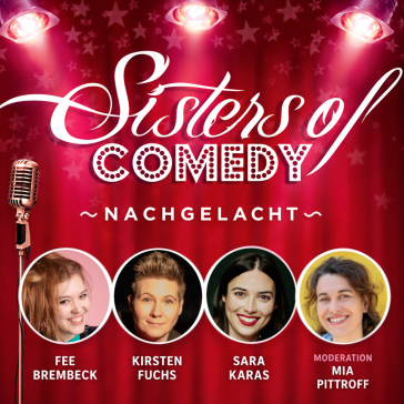 Plakat ‚Sisters of Comedy – Nachgelacht‘: Vier Künstlerinnen-Porträts, Mikrofon, Datum (9.11.2026, 20 Uhr), Ort (ufaFabrik Berlin), Logos von Benefiz Bundesweit und Deutschlandfunk.