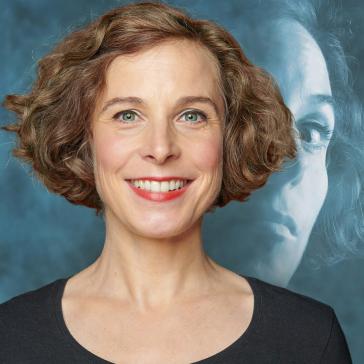 Eine Fraue im Portrait mit lockigem Haar; im Hintergrund ist ihr transparentes, nachdenkliches Porträt zu sehen.