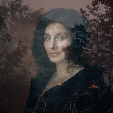Porträt einer Frau mit dunklem Haar und Kleidung, deren Gesicht sich mit einer Waldlandschaft überlagert – künstlerische Doppelbelichtung mit Bäumen und Himmel im Hintergrund.
