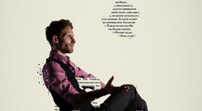 Das Bild zeigt einen Mann, der in einer Sitzpose zu schweben scheint. Im Hintergrund ist Text zu sehen, der wie eine künstlerische Gestaltung wirkt und möglicherweise die Darstellung unterstützt. Der Mann trägt ein Hemd und eine Weste, was ihm einen eleganten Look verleiht, und seine entspannte Körperhaltung vermittelt eine Mischung aus Selbstbewusstsein und Gelassenheit.