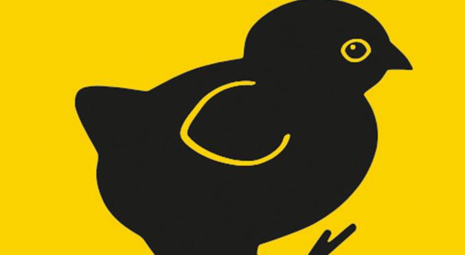 Schwarze Silhouette eines Kükens auf gelbem Hintergrund. Das Küken hebt ein Bein an, hat ein rundes Auge und eine geschwungene Linie am Flügel.