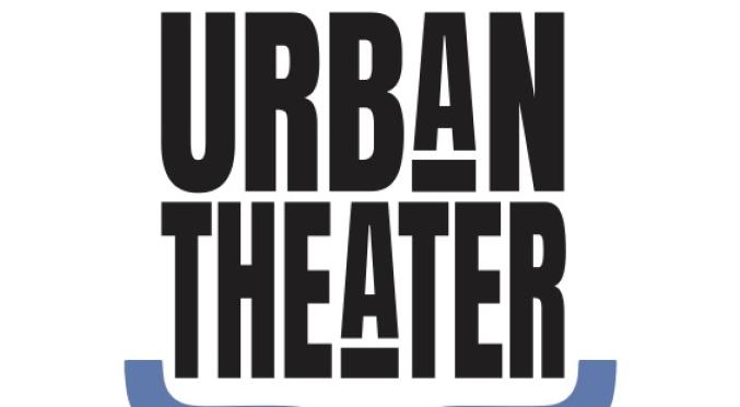 Schwarzes Logo mit dem Schriftzug „Urban Theater“, das „A“ ist stilisiert. Darunter eine blaue geschwungene Klammer auf weißem Hintergrund.