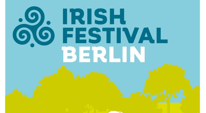 Das Bild zeigt das Logo für das "IRISH FESTIVAL BERLIN". Es enthält den Titel in großen, auffälligen Buchstaben, umgeben von einer stilisierten Darstellung von Menschen, die sich unter einem markanten Zeltdach versammeln. Der Hintergrund ist hellblau und die Farben sind lebhaft, was eine festliche und einladende Atmosphäre schafft.