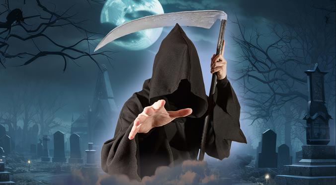 Eine Gestalt im schwarzen Umhang, das Gesicht verborgen, hält eine Sense vor einem nebligen Friedhof mit Grabsteinen und Vollmond.