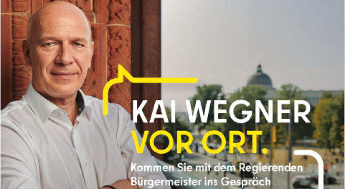Ein Mann in weißem Hemd steht an einer Backsteinfassade mit Blick auf eine Straße. Text: „Kai Wegner vor Ort in Tempelhof-Schöneberg – Kommen Sie mit dem Regierenden Bürgermeister ins Gespräch“.