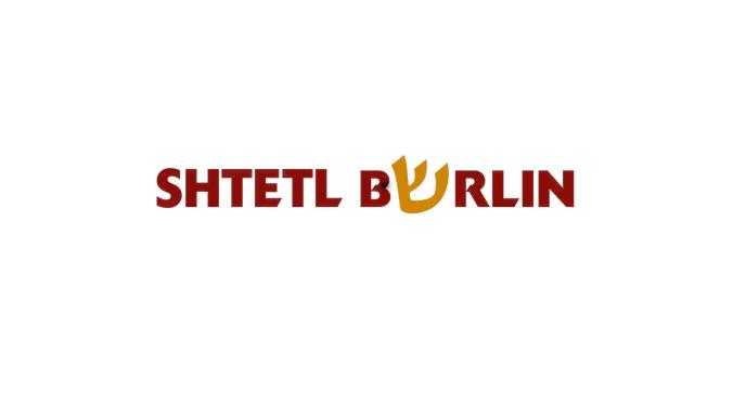 Logo mit rotem Schriftzug „Shtetl Berlin“, wobei das „E“ in „Berlin“ durch einen stilisierten hebräischen Buchstaben in Gold ersetzt ist. Weiße Hintergrundfläche.