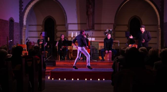 Musiker und Tänzer auf der Bühne