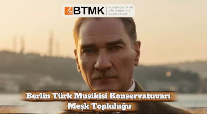Porträt eines Mannes mit Schnurrbart in Uniform, der eine Tasse hält. Text überlagert: Veranstaltungshinweis 'Atamızın Sevdigi Eserler' des Berlin Türk Musikisi Konservatuvarı am 9. November 2025.