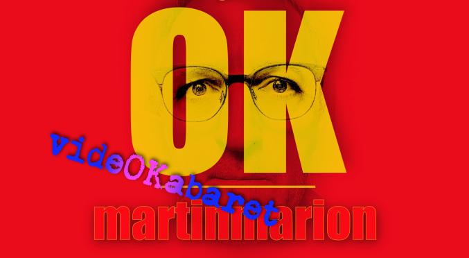 Porträt mit Brille, überlagert von gelben Buchstaben ‚I AM OK‘ und blauen Schriftzügen ‚Video Kabaret Martinmarion‘ auf rotem Hintergrund.