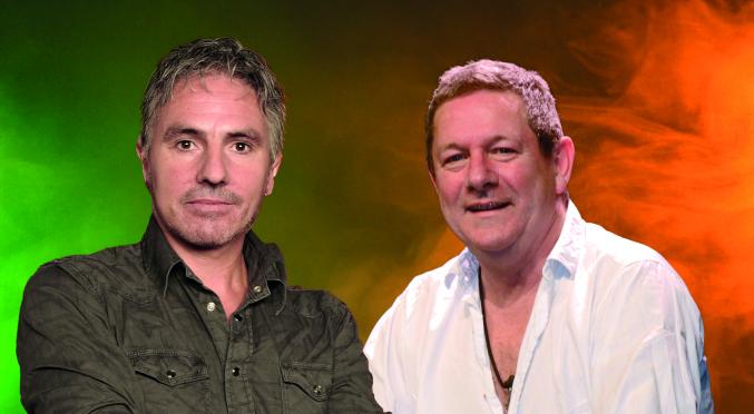 Zwei lächelnde Männer vor grün-orangefarbenem Hintergrund: Links mit graumeliertem Haar in dunklem Hemd, rechts mit kurzen Haaren in offenem weißen Hemd.