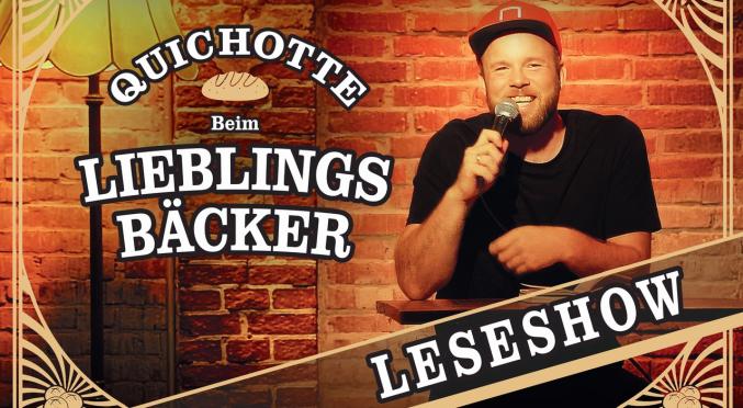 Lächelnder Mann mit Mikrofon und roter Basecap steht auf einer Bühne mit Ziegelwand, Text: ‚Quichotte beim LIEBLINGS BÄCKER Leseshow‘.