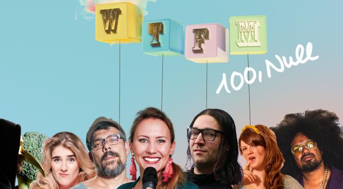 Gruppenfoto der Live-Show ‚Luksan Wunder‘: Sieben lächelnde Personen vor türkisem Hintergrund, Text ‚WTFM 100, Null‘ und bunte Würfel mit Buchstaben, Frau mit Mikrofon in der Mitte.