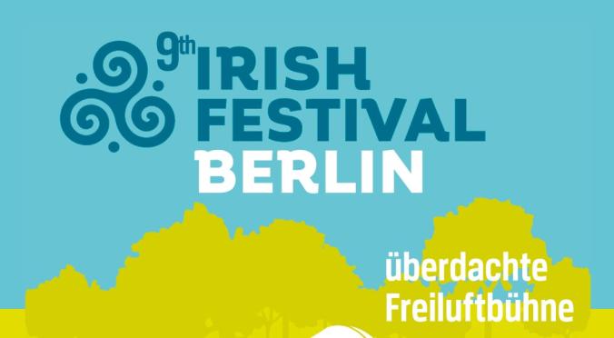 Plakat für das 9. Irish Festival Berlin: Überdachte Freiluftbühne mit Menschenmenge, grüner Hintergrund mit Bäumen, Schriftzug ‚überdachte Freiluftbühne‘.