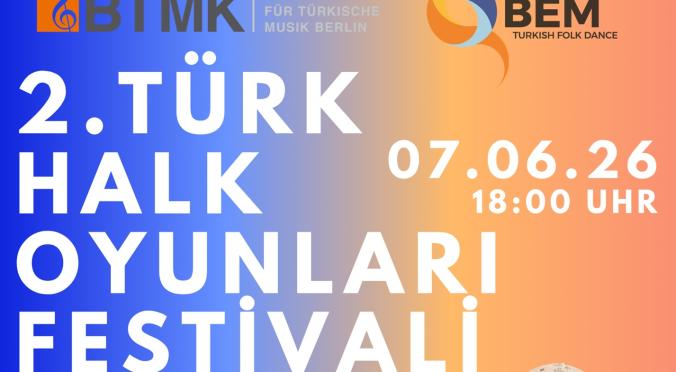 Plakat für das 2. Türk Halk Oyunları Festivali: Drei Personen in traditioneller türkischer Tracht, Datum 07.06.26, 18:00 Uhr, UFA Fabrik Berlin, farbenfroher Hintergrund.
