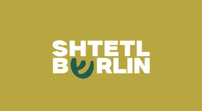 Logo von ‚SHTETL BERLIN‘: Weiße Schrift auf gelbem Hintergrund, das ‚B‘ ist durch ein grünes, stilisiertes Blatt ersetzt, modern und klar gestaltet.