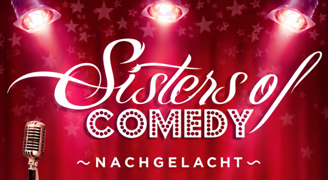 Plakat ‚Sisters of Comedy – Nachgelacht‘: Vier Künstlerinnen-Porträts, Mikrofon, Datum (9.11.2026, 20 Uhr), Ort (ufaFabrik Berlin), Logos von Benefiz Bundesweit und Deutschlandfunk.