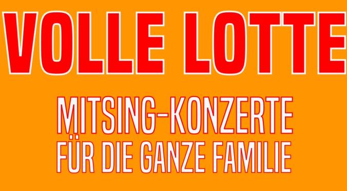 Plakat ‚Juli & Suli präsentieren: Volle Lotte – Mitsing-Konzerte für die ganze Familie‘, orangefarben, mit Slogan ‚Wir singen zusammen Lieder, die Kinder lieben!‘.