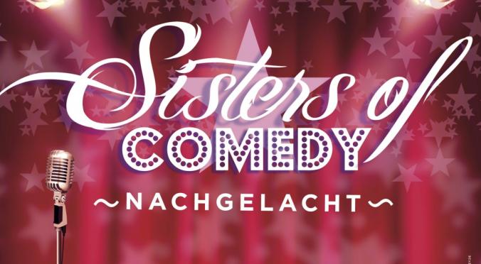 Das Bild ist für "Sisters of Comedy – Nachgelacht," eine Comedy-Veranstaltung. Das Bühnenbild zeigt ein Mikrofon und einen roten Vorhang mit Sternen.