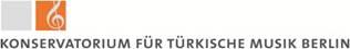  Das Bild zeigt das Logo des Konservatoriums für Türkische Musik Berlin. Es beinhaltet einen stilisierten Notenschlüssel in Orange sowie den Schriftzug des Instituts.