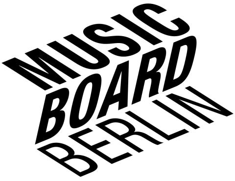 Das Bild zeigt den Text "MUSIC BOARD BERLIN" in einer modernen, schräg verlaufenden Schrift auf weißem Hintergrund. Die Gestaltung vermittelt einen dynamischen und zeitgenössischen Eindruck.