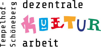 Logo der dezentralen Kulturarbeit Tempelhof-Schöneberg. Das Wort „KULTUR“ ist bunt und verspielt gestaltet, die restlichen Wörter in schwarzer Schreibmaschinenschrift.
