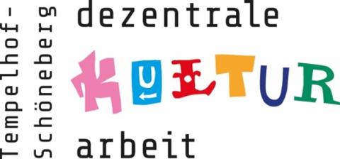 Logo für ‚Dezentrale Kulturarbeit Tempelhof-Schöneberg‘: Bunte, stilisierte Buchstaben ‚KULTUR‘ in der Mitte, links senkrecht ‚Tempelhof-Schöneberg‘, darunter ‚dezentrale‘ und ‚arbeit‘.
