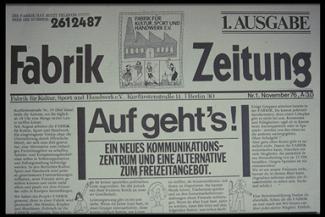 Auf diesem Bild ist eine Ausgabe der ufaFabrik-Zeitung aus dem Jahr 1979 zu sehen. Die Zeitung dokumentiert die frühen Jahre der legendären Kultur- und Gemeinschaftsstätte in Berlin. Sie spiegelt die kreativen und sozialen Visionen der ufaFabrik wider, die seit ihrer Gründung als innovativer Ort für Kultur, Kunst und Nachhaltigkeit bekannt ist. Die historische Ausgabe gibt Einblick in die vielfältigen Aktivitäten und den Geist der damaligen Zeit.