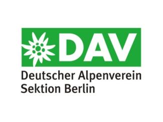 Logo: Weißes Edelweiß und ‚DAV‘ auf grünem Hintergrund, darunter ‚Deutscher Alpenverein Sektion Berlin‘ in Schwarz.